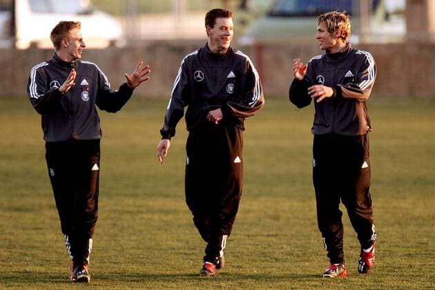V.li.: Tobias Rau, Hanno Balitsch und Benjamin Lauth (alle Deutschland) gut gelaunt im Training der A-Nationalmannschaft Fußball Herren Nationalmannschaftstraining 2003, Nationalmannschaft, Nationalteam, Training, Vdig Gruppe Palma de Mallorca Kameradschaft, Freude,