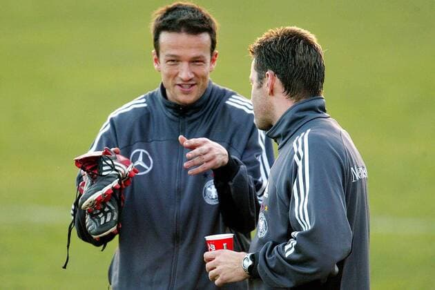 Fredi Bobic (li.) im Gespräch mit Bundestrainer Skibbe (beide Deutschland) Fußball Herren Nationalmannschaftstraining 2003, Nationalmannschaft, Nationalteam, Training, Vdig Gruppe Palma de Mallorca