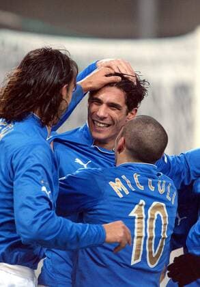 Torschütze Bernardo Corradi (Mitte) lässt sich von Miccoli (re.) und Nesta (alle Italien) feiern Fußball Länderspiel Herren Länderspiel 2003, Freundschaftsspiel, Nationalmannschaft, Nationalteam, Nationaltrikot Gruppe Genua Freude,