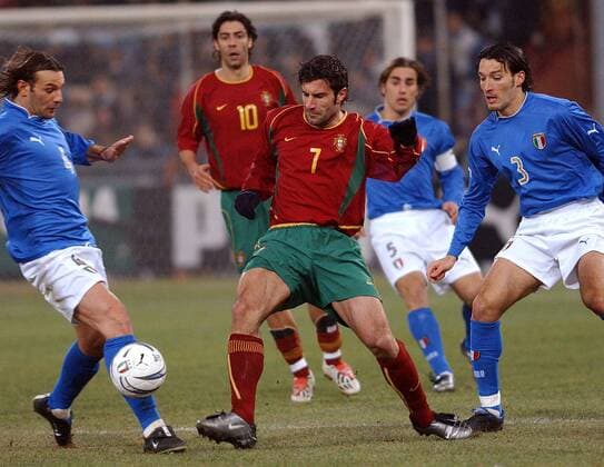 Luis Figo (Portugal, Mitte) gegen Gianluca Zambrotta (re.) und Cristiano Zanetti (beide Italien) Fußball Länderspiel Herren Länderspiel 2003, Freundschaftsspiel, Nationalmannschaft, Nationalteam, Nationaltrikot Gruppe Genua, Italien - Portugal 1:0 Dynamik,