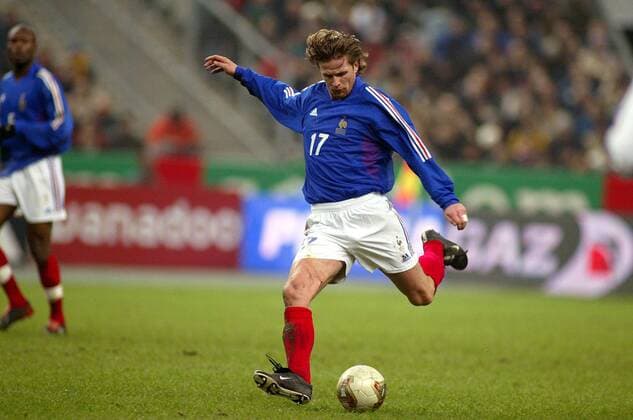 Emmanuel Petit (Frankreich) zieht ab Fußball Länderspiel Herren Freundschaftsspiel 2003, Nationalmannschaft, Nationalteam, Nationaltrikot, Länderspiel, Testspiel Einzelbild Paris Dynamik,  