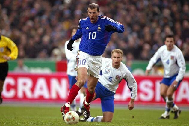 Zinedine Zidane (Frankreich) am Ball Fußball Länderspiel Herren Freundschaftsspiel 2003, Nationalmannschaft, Nationalteam, Nationaltrikot, Länderspiel, Testspiel Gruppe Paris Dynamik,  