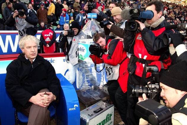 Trainer Klaus Toppmöller (Leverkusen) von Fotografen umringt Fußball 1. BL Herren Saison 2002 2003, Bayer 04 Leverkusen Gruppe Leverkusen