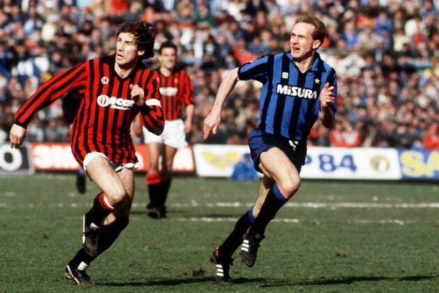 Franco Baresi (li., Milan) gegen Karl-Heinz Rummenigge (Inter) Fußball Herren Serie A 1984 1985, 1. Italienische Liga, AC Mailand - Internazionale Mailand 2:1, Derby, Stadtderby Gruppe Mailand
