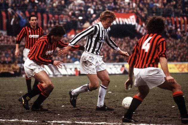 Zbigniew Boniek (Mitte, Juve) gegen Filippo Galli (li., Milan) Fußball Herren Serie A 1984 1985, 1. Italienische Liga, AC Mailand - Juventus Turin 3:2 Gruppe Mailand Dynamik,