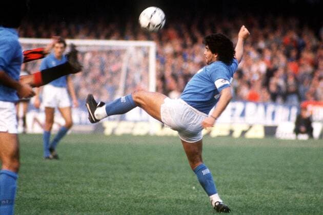 Diego Armando Maradona (Neapel) am Ball Fußball Herren Serie A 1984 1985, 1. Italienische Liga, SSC Neapel Einzelbild Neapel Dynamik,