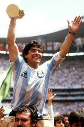 Diego Armando Maradona (Argentinien) mit dem Weltmeisterschaftspokal in der Hand Fußball WM Herren Weltmeisterschaft 1986, Länderspiel, Finale, Endspiel, Nationalmannschaft, Nationalteam, Einzelbild Mexico-City, Stadt Dynamik, Begeisterung, Freude,