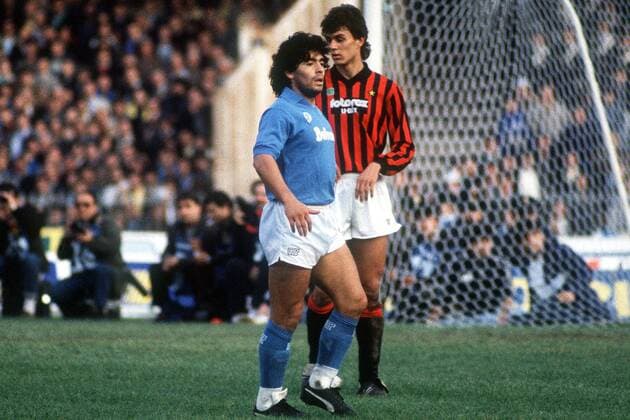 Diego Armando Maradona (vorn, Neapel) wird von Paolo Maldini (Milan) bewacht Fußball Herren Serie A 1985 1986, 1. Italienische Liga, AC Mailand - SSC Neapel 1:2 Gruppe Mailand
