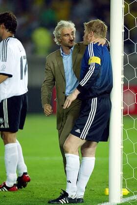 Teamchef Rudi Völler (Mitte) tröstet Torwart Oliver Kahn (beide Deutschland) Fußball WM Herren Weltmeisterschaft 2002, Finale, Endspiel, Länderspiel, Nationalmannschaft, Nationalteam Gruppe International Stadium Yokohama