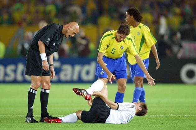 Schiedsrichter Pierluigi Collina (li., Italien) und Edmilson (re., Brasilien) fordern von Miroslav Klose (Deutschland) aufzustehen Fußball WM Herren Weltmeisterschaft 2002, Finale, Endspiel, Länderspiel, Nationalmannschaft, Nationalteam Gruppe International Stadium Yokohama