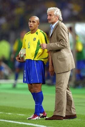 Teamchef Rudi Völler (Deutschland) würde scheinbar am liebsten Roberto Carlos (Brasilien) einwechseln, der spielt aber leider für die gegnerische Mannschaft Fußball WM Herren Weltmeisterschaft 2002, Finale, Endspiel, Länderspiel, Nationalmannschaft, Nationalteam Gruppe International Stadium Yokohama