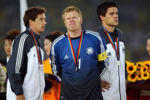 Torwart Oliver Kahn (Mitte) verbittert, re. Michael Ballack (beide Deutschland) Fußball WM Herren Weltmeisterschaft 2002, Finale, Endspiel, Länderspiel, Nationalmannschaft, Nationalteam Gruppe International Stadium Yokohama Enttäuschung,