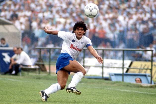 Diego Armando Maradona (Napoli) zieht ab Fußball Herren Serie A 1986 1987, 1. Italienische Liga, SSC Neapel Einzelbild Neapel Dynamik,