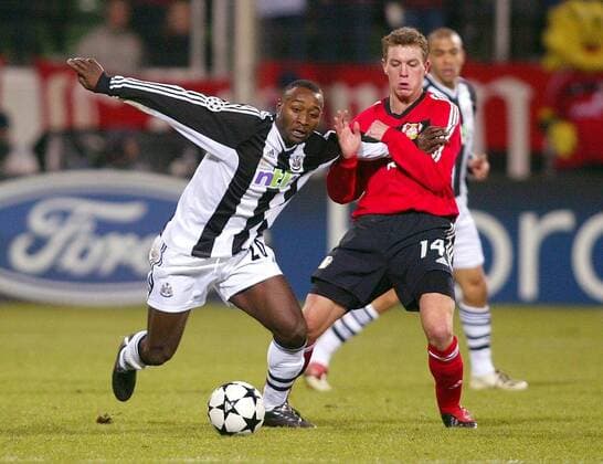 Lomana Tresor LuaLua (Newcastle, li.) gegen Hanno Balitsch (Leverkusen) Fußball EC 1 Herren Champions League 2002 2003, Bayer 04 Leverkusen - Newcastle United 1:3 Gruppe Leverkusen Dynamik, Kampf,