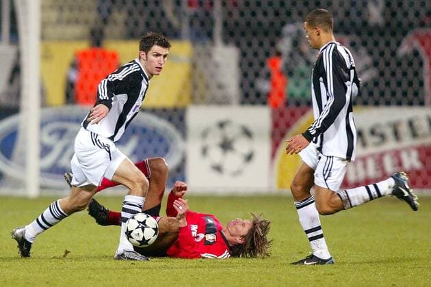 Aaron Hughes (li.) und Jermaine Jenas (re., beide Newcastle) lassen Thomas Brdaric (Leverkusen) keine Chance Fußball EC 1 Herren Champions League 2002 2003, Bayer 04 Leverkusen - Newcastle United 1:3 Gruppe Leverkusen Dynamik,