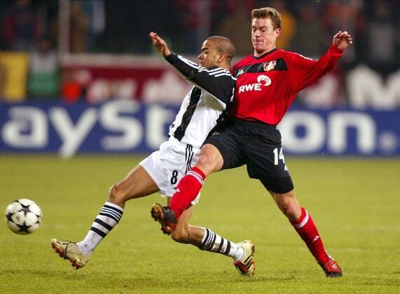 Hanno Balitsch (Leverkusen, re.) gegen Kieron Dyer (Newcastle) Fußball EC 1 Herren Champions League 2002 2003, Bayer 04 Leverkusen - Newcastle United 1:3 Gruppe Leverkusen Dynamik,