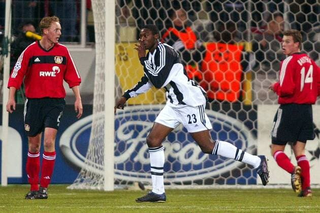 Shola Ameobi (Newcastle, Mitte) - Torjubel; li.: Preuß (Leverkusen) Fußball EC 1 Herren Champions League 2002 2003, Bayer 04 Leverkusen - Newcastle United 1:3 Gruppe Leverkusen Freude,