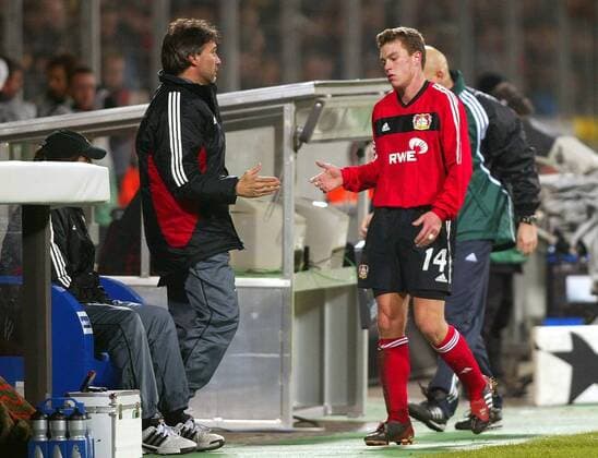 Hanno Balitsch wird von Trainer Thomas Hörster (beide Leverkusen) ausgewechselt Fußball EC 1 Herren Champions League 2002 2003, Bayer 04 Leverkusen Gruppe Leverkusen