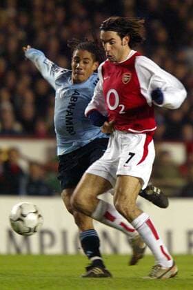 Robert Pires (re., Arsenal) gegen Steven Pienaar (Ajax) Fußball EC 1 Herren Champions League 2002 2003, Arsenal London - Ajax Amsterdam 1:1 Gruppe London Dynamik,