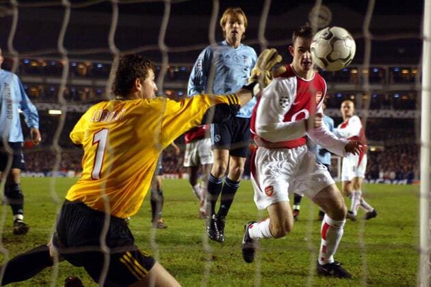 Torwart Bogdan Lobont (li., Ajax) rettet gegen Francis Jeffers (Arsenal), hinten schaut Witschge (Ajax) zu Fußball EC 1 Herren Champions League 2002 2003, Arsenal London - Ajax Amsterdam 1:1 Gruppe London Dynamik, Abwehr,