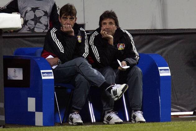 Trainer Thomas Hörster (re.) und Co-Trainer Ralf Minge (beide Leverkusen) schauen fragend in die Zukunft Fußball EC 1 Herren Champions League 2002 2003, Bayer 04 Leverkusen Gruppe Leverkusen Nachdenklichkeit,