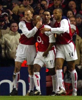 Torschütze Sylvain Wiltord (2.v.li.) wird von seine Mannschaftskollegen Dennis Bergkamp (li.), Robert Pires (2.v.re.) und Thierry Henry (alle Arsenal) gefeiert Fußball EC 1 Herren Champions League 2002 2003, Arsenal London Gruppe London Begeisterung, Freude,