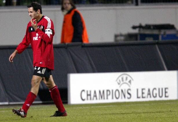 Oliver Neuville (Leverkusen) lässt die Champions League enttäuscht hinter sich Fußball EC 1 Herren Champions League 2002 2003, Bayer 04 Leverkusen Einzelbild Leverkusen Enttäuschung,