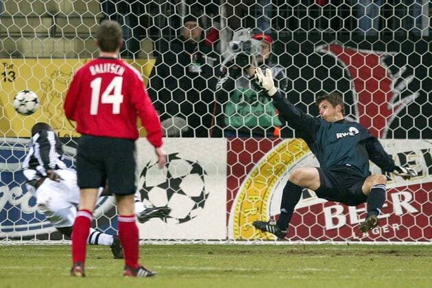 Lomana Tresor LuaLua (li., Newcastle) trifft gegen Torwart Hans-Jörg Butt (Leverkusen) zum 1:3 Fußball EC 1 Herren Champions League 2002 2003, Bayer 04 Leverkusen - Newcastle United 1:3 Gruppe Leverkusen Dynamik,