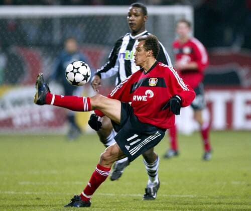 Franca (Leverkusen) am Ball, dahinter Bramble (Newcastle) Fußball EC 1 Herren Champions League 2002 2003, Bayer 04 Leverkusen - Newcastle United 1:3 Gruppe Leverkusen Dynamik,
