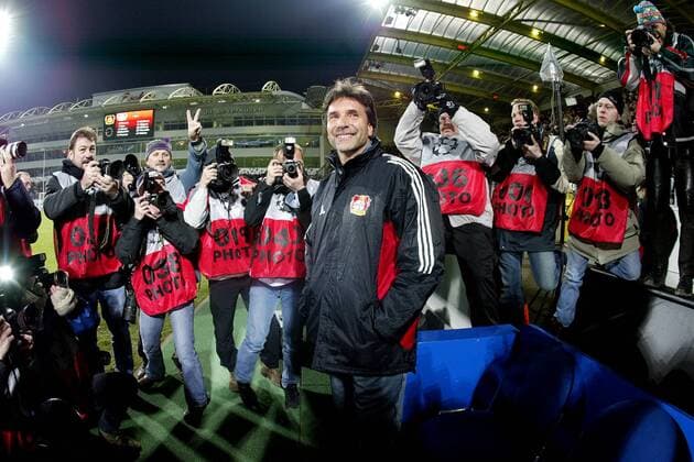 Trainer Thomas Hörster (Leverkusen) im Mittelpunkt des Medieninteresses Fußball EC 1 Herren Champions League 2002 2003, Bayer 04 Leverkusen Totale Leverkusen