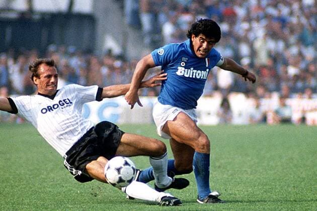 Diego Armando Maradona (re., Napoli) gegen Alberto Cavasin (Cesena) Fußball Herren Serie A 1987 1988, 1. Italienische Liga, AC Cesena Calcio - SSC Neapel 0:1 Gruppe Cesena Dynamik, Kampf,