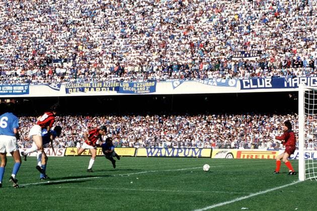 Pietro Paolo Antonio Virdis (Mitte, Milan) beim Kopfball im Strafraum Fußball Herren Serie A 1987 1988, 1. Italienische Liga, SSC Neapel - AC Mailand 2:3, Napoli, Totale Neapel Dynamik,