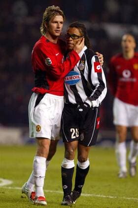 David Beckham (ManU, li.) tröstet Edgar Davids (Juve) Fußball EC 1 Herren Champions League 2002 2003, Manchester United - Juventus Turin 2:1 Gruppe Manchester Kameradschaft