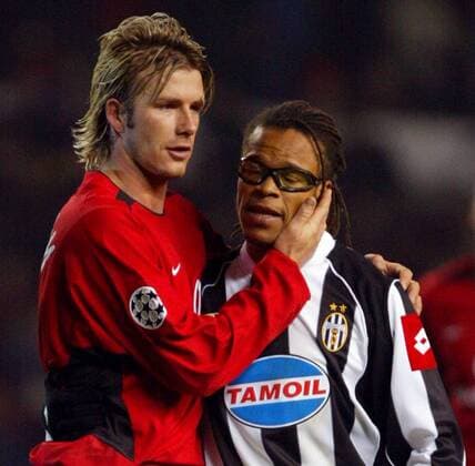 David Beckham (ManU, li.) tröstet Edgar Davids (Juve) Fußball EC 1 Herren Champions League 2002 2003, Manchester United - Juventus Turin 2:1 Gruppe Manchester Harmonie