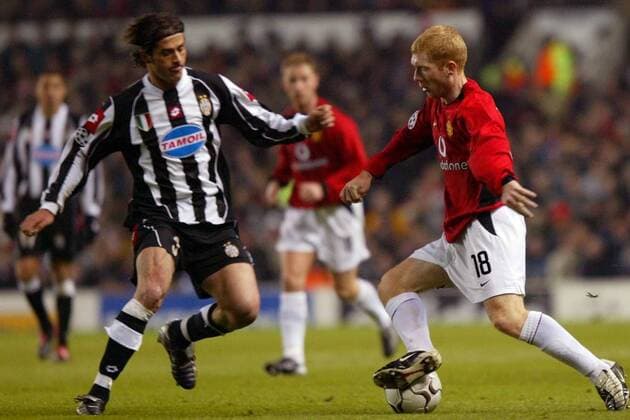Paul Scholes (ManU, re.) gegen Alessio Tacchinardi (Juve) Fußball EC 1 Herren Champions League 2002 2003, Manchester United - Juventus Turin 2:1 Gruppe Manchester Dynamik,