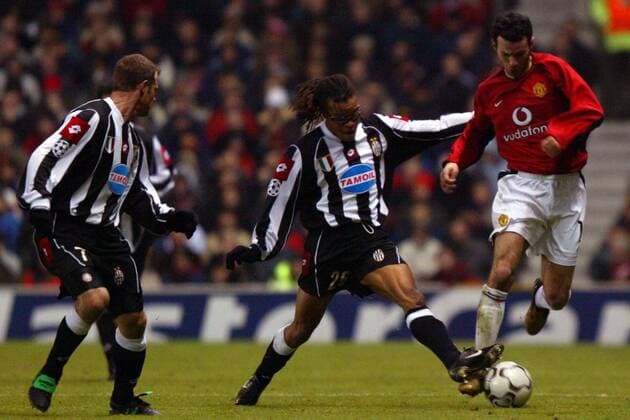Ryan Giggs (ManU, re.) gegen Edgar Davids (Juve) Fußball EC 1 Herren Champions League 2002 2003, Manchester United - Juventus Turin 2:1 Gruppe Manchester Dynamik,