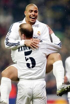 Ronaldo (re.) und Zinedine Zidane (beide Real) - Torjubel Fußball EC 1 Herren Champions League 2002 2003, Real Madrid, Gruppe Madrid Freude, Begeisterung,