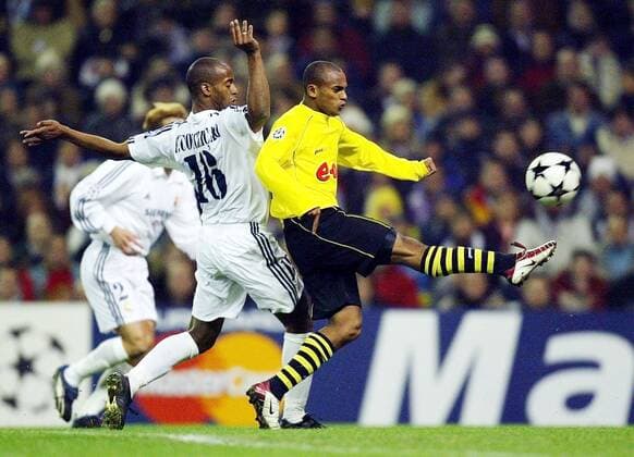 Ewerthon (BVB, re.) gegen Flavio Conceicao (Real) Fußball EC 1 Herren Champions League 2002 2003, Real Madrid - Borussia Dortmund 2:1, Gruppe Madrid Dynamik,
