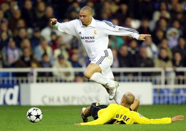 Ronaldo (Real, oben) überspringt Leonardo Dede (BVB) Fußball EC 1 Herren Champions League 2002 2003, Real Madrid - Borussia Dortmund 2:1, Gruppe Madrid Dynamik,