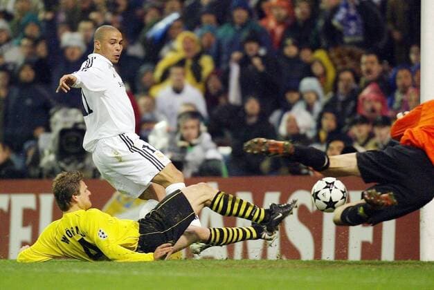 Ronaldo (Real, Mitte) erzielt das 2:1; Wörns (BVB) kommt zu spät Fußball EC 1 Herren Champions League 2002 2003, Real Madrid - Borussia Dortmund 2:1, Gruppe Madrid Dynamik,