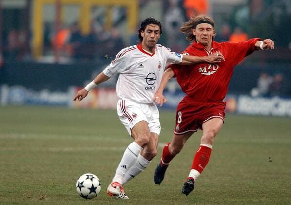 Manuel Rui Costa (Milan, li.) gegen Vladimir Maminov (Lokomotive Moskau) Fußball EC 1 Herren Champions League 2002 2003, AC Mailand - Lokomotive Moskau 1:0, Lok Gruppe o0 Lokomotiv Mailand Dynamik,