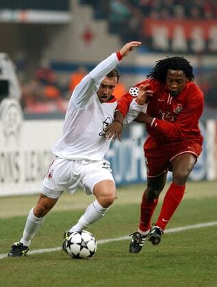 Cristian Brocchi (Milan, li.) gegen Jacob Lekgetho (Lokomotive Moskau) Fußball EC 1 Herren Champions League 2002 2003, AC Mailand - Lokomotive Moskau 1:0, Lok Gruppe o0 Lokomotiv Mailand Dynamik,