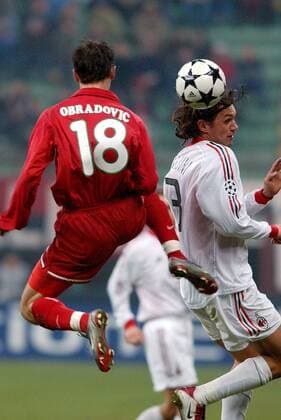 Paolo Maldini (Milan, re.) gegen Obadovic (Lokomotive Moskau) Fußball EC 1 Herren Champions League 2002 2003, AC Mailand - Lokomotive Moskau 1:0, Lok Gruppe o0 Lokomotiv Mailand Dynamik,