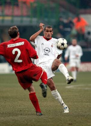 Rivaldo (Milan, re.) gegen Nizhegorodov (Lokomotive Moskau) Fußball EC 1 Herren Champions League 2002 2003, AC Mailand - Lokomotive Moskau 1:0, Lok Gruppe o0 Lokomotiv Mailand Dynamik,