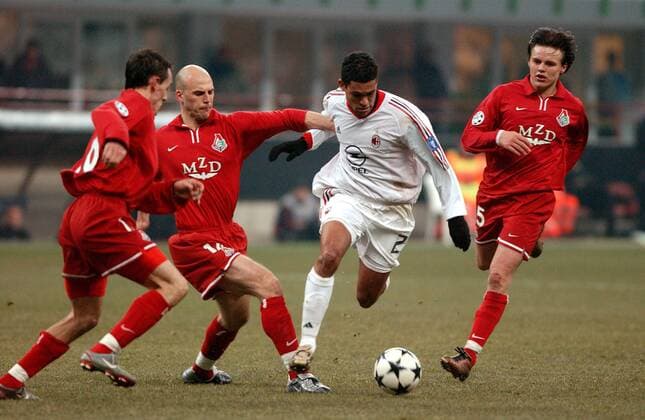 Serginho (Milan, Mitte) gegen Ruslan Pimenov (re.) und Oleg Pashinin (beide Lokomotive Moskau) Fußball EC 1 Herren Champions League 2002 2003, AC Mailand - Lokomotive Moskau 1:0, Lok Gruppe o0 Lokomotiv Mailand Dynamik, Überlegenheit,