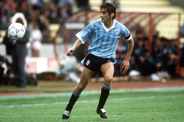Enzo Francescoli (Uruguay) am Ball Fußball WM Herren Weltmeisterschaft 1990, Länderspiel, Gruppenspiel, Gruppe E, Nationalmannschaft, Nationalteam, Einzelbild Udine