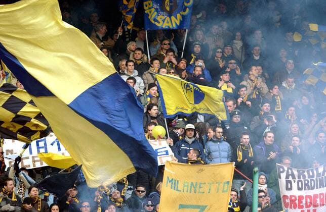Modenaer Fans schwenken ihre Fanfahnen Fußball Herren Serie A 2002 2003, 1. Italienische Liga, Mailand - FC Modena 2:1, Vdig Gruppe Mailand