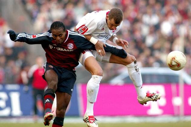 Ze Roberto (li., Bayern) gegen Dusan Petkovic (Nürnberg) Fußball 1. BL Herren Saison 2002 2003, FC Bayern München - 1.FC Nürnberg 2:0, Vdig Gruppe München Dynamik,