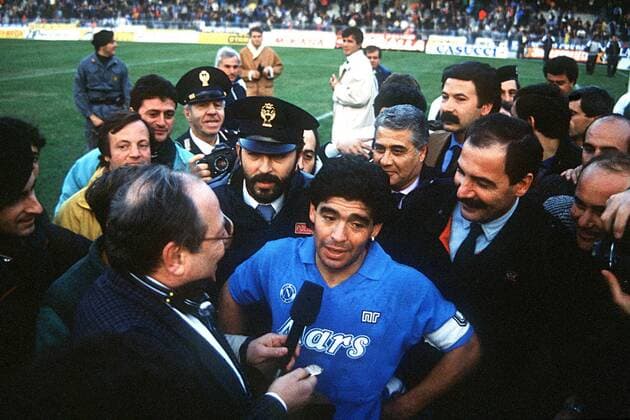 Diego Armando Maradona (Napoli) wird von Journalisten belagert Fußball Herren Serie A 1988 1989, 1. Italienische Liga, Turin - SSC Neapel 0:1 Totale Turin