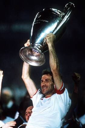 Franco Baresi (Milan) mit dem Landesmeisterpokal Fußball EC 1 Herren Europapokal der Landesmeister 1988 1989, Europacup, AC Mailand, Endspiel, Finale, Siegerehrung Einzelbild Barcelona Glück, Begeisterung, Freude,